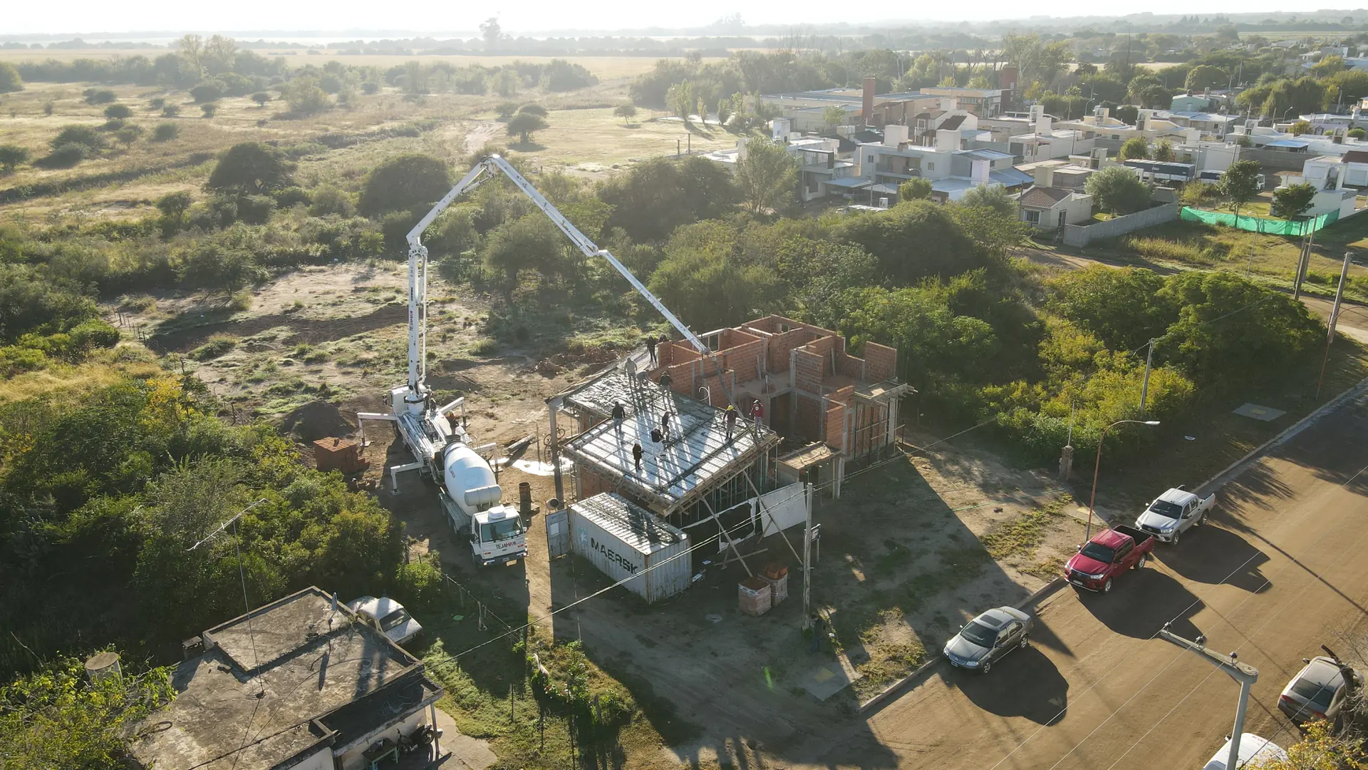 Bombeo de hormigón en una obra de vivienda, vista con drone