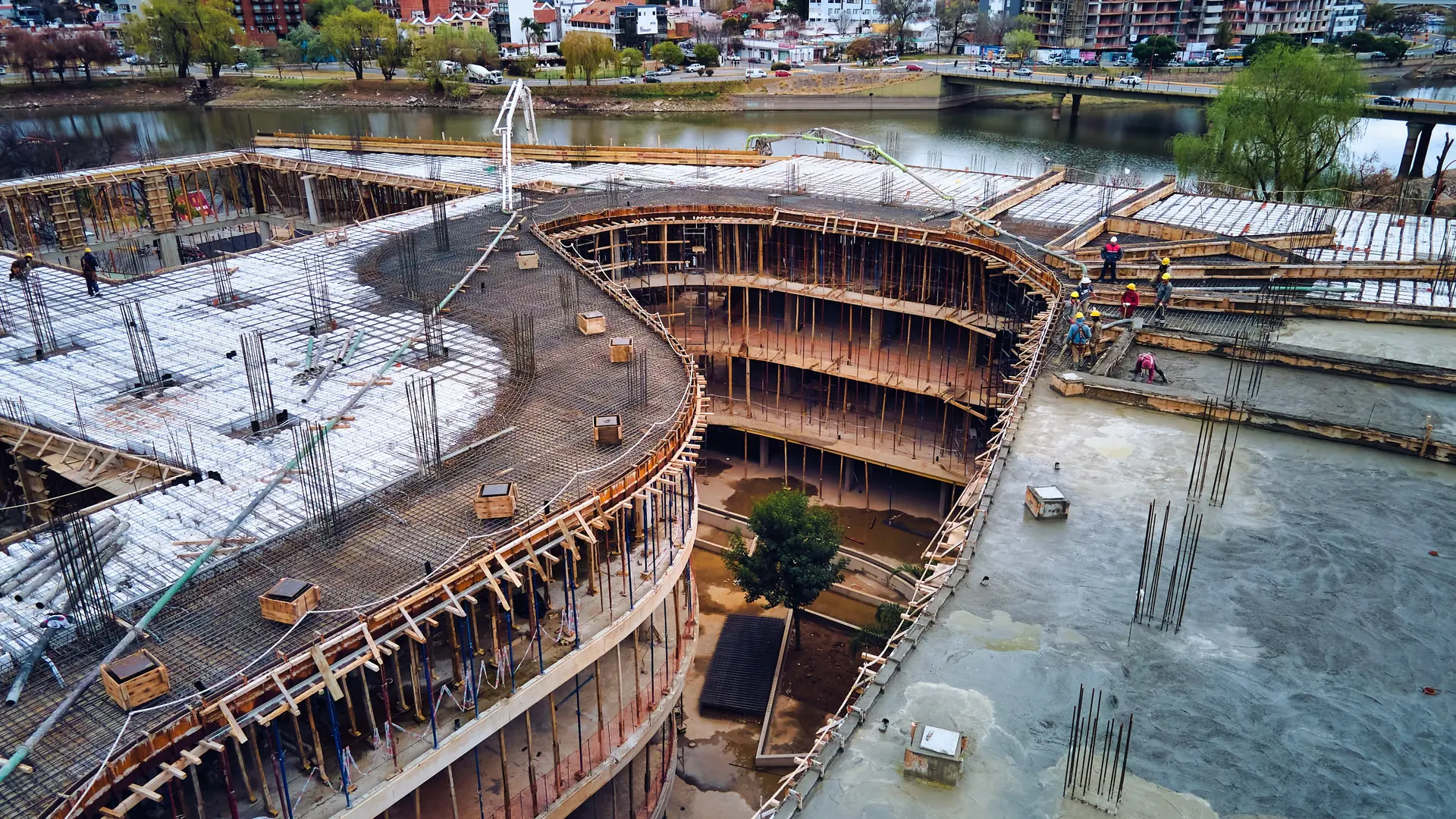 Obra en construcción junto al lago, vista con drone