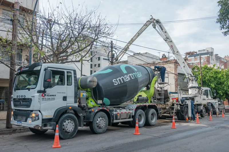 Mixer SmartMax descargando en una bomba pluma de Grupo Tejamax, en la calle